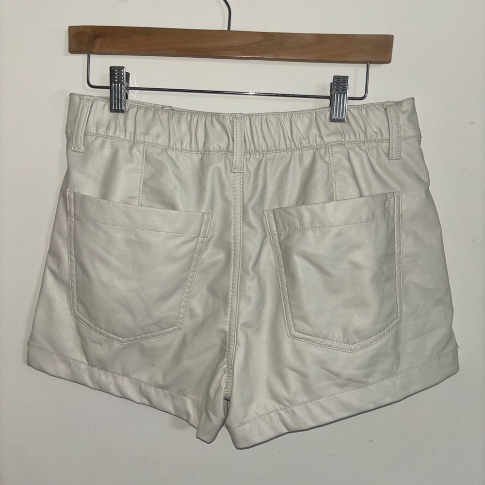American Eagle Faux Leather Pleather Shorts Women’s Size 6 cream High Rise - Picture 4 of 11
